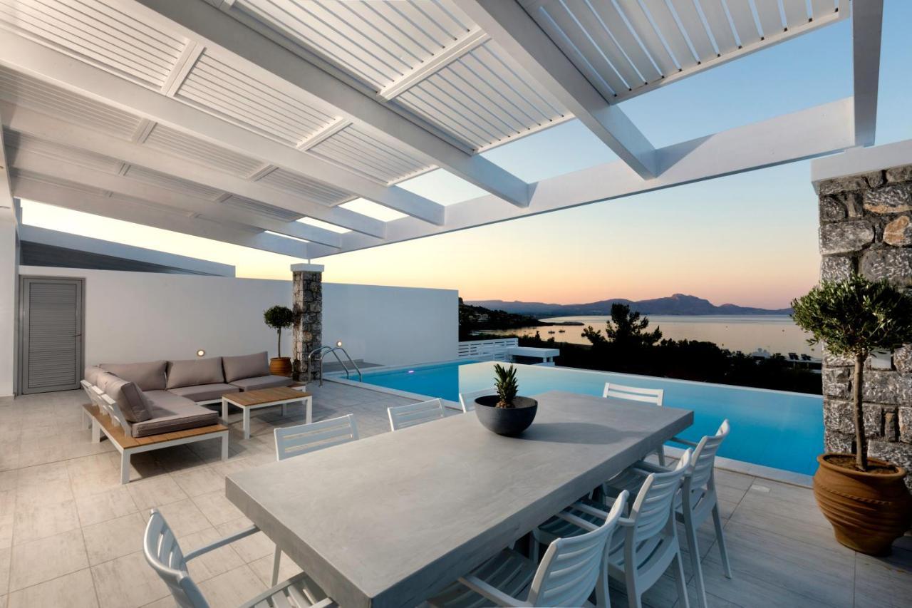 Phos With Swimming Pool In Vila
