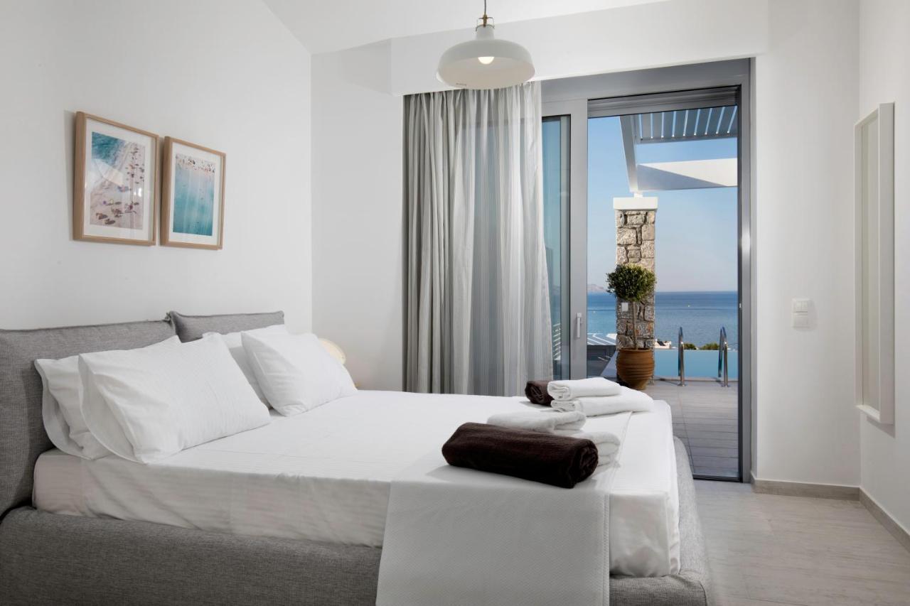 Vila Phos With Swimming Pool In